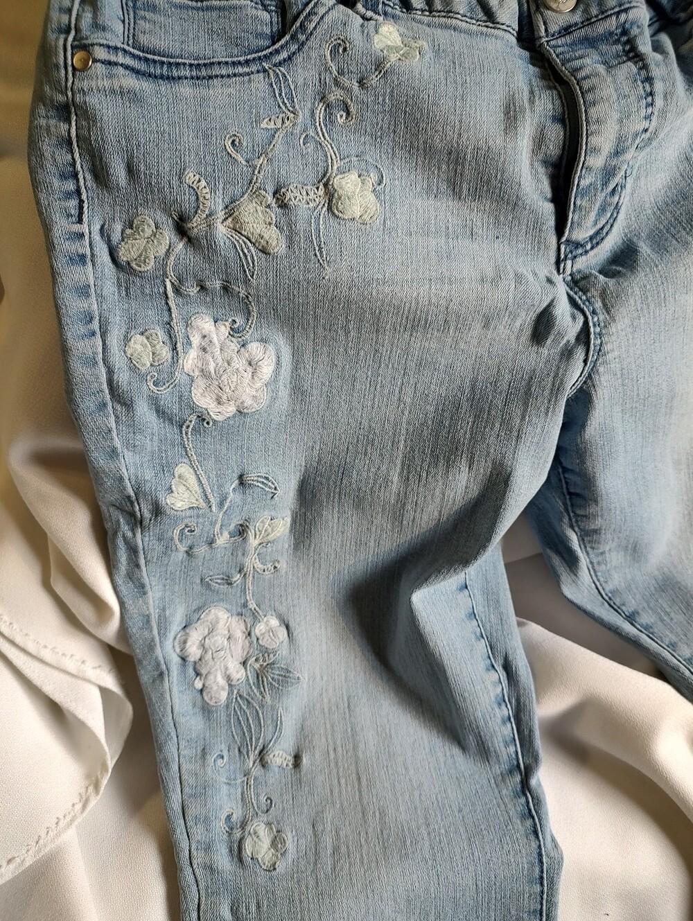EUC D.Jeans Embroidered Jeans - Picture 2 of 11
